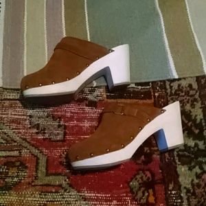 Gap brown suede wooden clogs